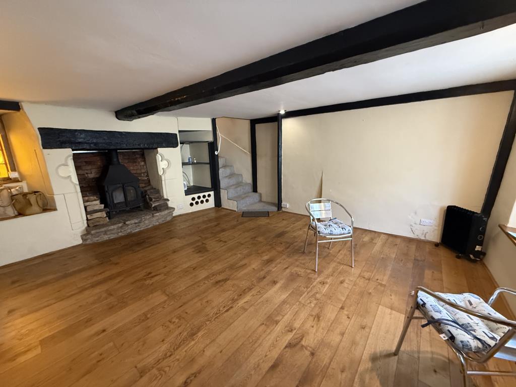 Lot: 133 - CHARACTER COTTAGE FOR REPAIR WITH PARKING - Living room